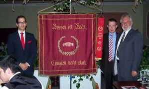 v.r.: Reinhold Perlak, Michael Adam und Johannes Faden mit der Geiselhöringer Traditionsfahne
