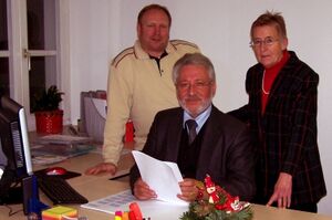 MdL Reinhold Perlak (Mitte) mit seinen Mitarbeitern Irene Ilgmeier (rechts) und Rainer Pasta (links).