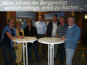Ganz links Parrerin Knoch, 4. von links MGR und Ortsvorsitzender Kreutz
