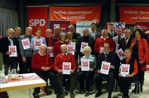 Rot war Trumpf: Der SPD-Arbeitskreis Labertal hat beim Festakt langjährigen Mitgliedern Dankesurkunden überreicht