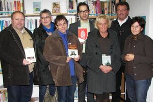 Rainer Pasta und Johannes Faden vertreten den SPD Ortsverein bei der Bücher-Übergabe