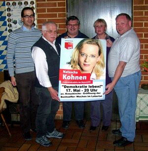 Die Vorstandschaft der Geiselhöringer SPD mit dem Plakat zum Besuch der Generalsekretärin der BayernSPD, Natascha Kohnen