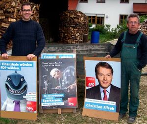 Johannes Faden und Orga-Leiter Alois Janker mit den Plakaten zur Europawahl
