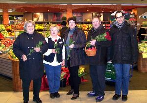 Zum Internationalen Frauentag: Kundinnen und Supermarkt-Angestellte mit R. Pasta und J. Faden