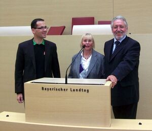 Brigitte Wessely und Johannes Faden mit MdL Perlak im Plenarsaal des Bayerischen Landtags