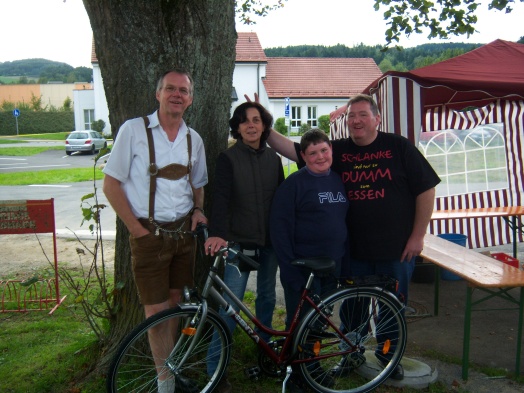 Das Fahrrad ging an Willi Bindl, dessen Enkel den Gewinn in Empfang nahm